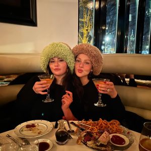 5 Февраля: Селена с Николой Пельтц и друзьями в ресторане в Нью-Йорке