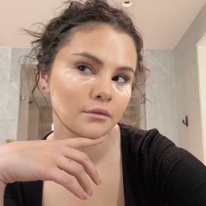12 Февраля: Селена делает себе макияж с использованием косметики Rare Beauty в новых видео на ТикТоке