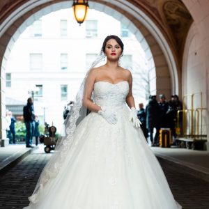 21 Марта: Селена выглядит, как принцесса в свадебном платье на съемках Only Murders в Нью-Йорке