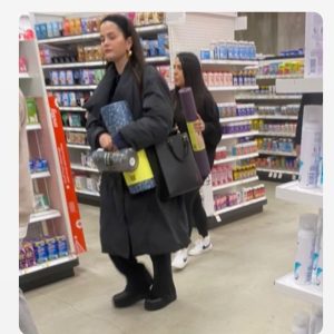 12 Марта: Селена покупает гимнастическое оборудование в магазине Target в Нью-Йорке