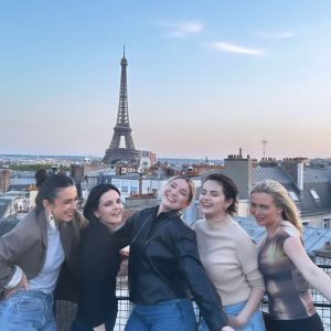 30 Мая: новое фото Селены с подругами в Париже