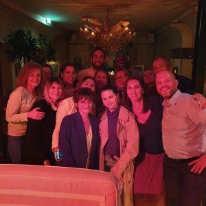27 Мая: новое фото Селены с фанатами в ресторане в Париже
