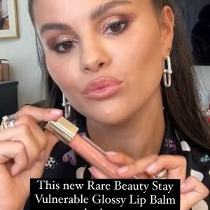 21 Июля: Селена красит губы своей новой помадой в новом видео от Rare Beauty