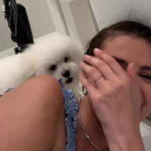 21 Августа: Селена играет с щенками в новом видео из истории Инстаграма