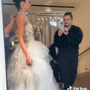 18 Сентября: новое редкое видео с Селеной, помогающей выбрать свадебное платье для Коннар Франклин