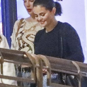 19 Октября: Селену заметили вместе с Тейлор Свифт, выходящей из Sushi Park в Западном Голливуде, Калифорния