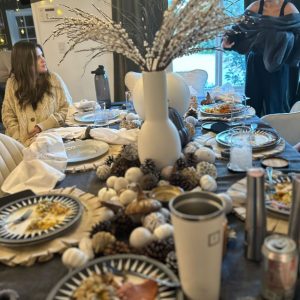 23 Ноября: Селена отмечает День благодарения с друзьями и семьей