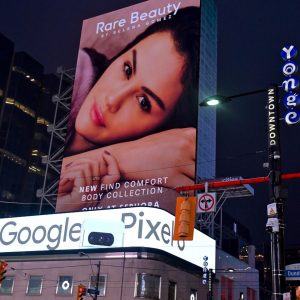 29 Декабря: Селена разместила фотографии рекламных щитов Rare Beauty, размещенных в Торонто, Канада