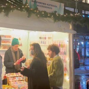 10 Декабря: Селена покупает подарки на праздничном рынке Юнион-сквер в Нью-Йорке