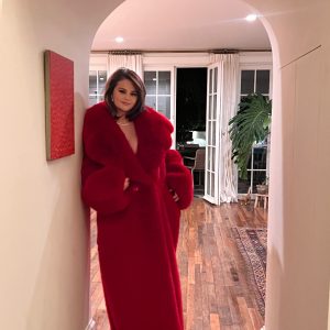 9 Марта: Селена выглядит супер шикарно в ярко-красном пальто