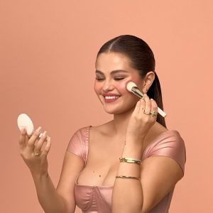 25 Марта: Селена анонсировала коллекцию румян ‘Soft Pinch Luminous Powder Blush’ от Rare Beauty