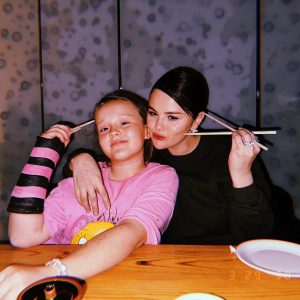 29 Марта: Селена разместила новые очаровательные фото со своей сестрой Грейси