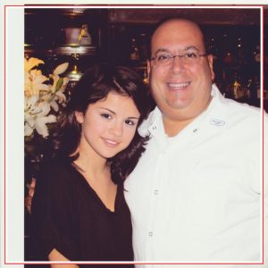 22 Марта: новое фото Селены с шеф поваром ресторана ‘Patsy’s’ в 2009 году