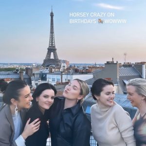 22 Марта: новое фото Селены с подругами прошлым летом в Париже