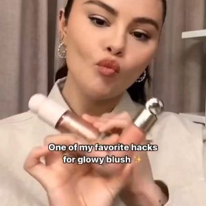 13 Марта: Селена демонстрирует жидкие румяна в новом видео для Sephora