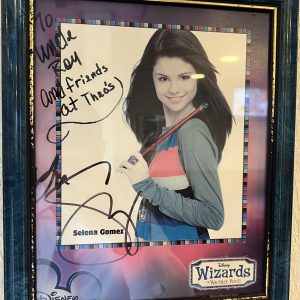 11 Апреля: плакат с автографом Селены висит в одном из ресторанов Техаса