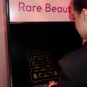 18 Апреля: Селена играет в видеоигру на мероприятии Rare Beauty