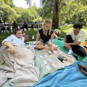 25 Мая: новое фото Селены с друзьями на пикнике