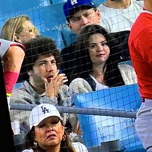 21 Июня: Селена замечена на стадионе Dodger Stadium в Лос-Анджелесе