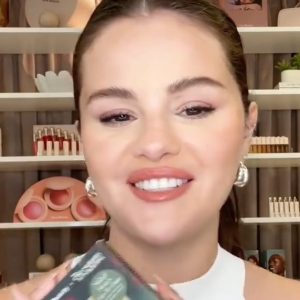 27 Августа: Селена представляет новый Rare Beauty DUO, вдохновленный Мейбл Мора