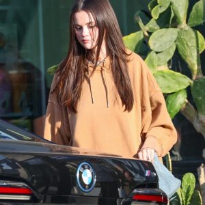 24 Июня: Селена покидает ресторан в Лос-Анджелесе