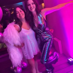 21 Июля: новое фото Селены с подругой на вечеринке