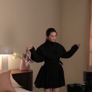 16 Августа: новые фото Селены из-за кулис ее фотосессии для Rare Beauty