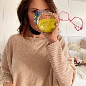 28 Августа: Селена пьет рассол из банки соленых огурцов