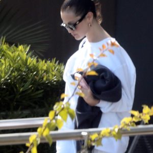 21 Августа: Селена замечена в частном аэропорту в Лос-Кабосе, Мексика