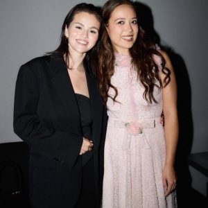 21 Августа: Селена вместе с певицей Laufey за кулисами в Музее Грэмми