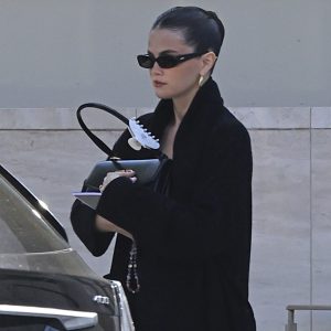 13 Августа: Селена покидает офис в Лос-Анджелесе