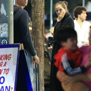 15 Августа: Селена покидает ресторан в Лос-Анджелесе