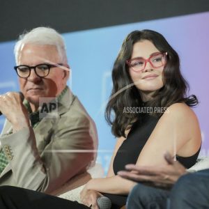 16 Августа: Селена и Стив Мартин на ‘Televerse FYC Panel’ в Лос-Анджелесе