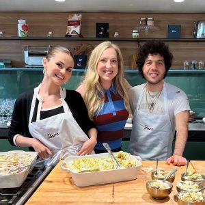 18 Августа: новые фото Селены на кулинарном мастер-классе от Rare Beauty