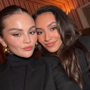 28 Августа: новое селфи Селены вместе с Логан Рейнольдс