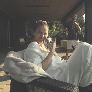 1 Сентября: Селена разместила новые персональные фото с поездки на природу