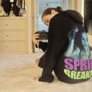 23 Сентября: новое фото Селены, позирующей в новом мерчандайзе