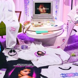 16 Сентября: представлен новый мерчандайз Селены в троубэк-стиле