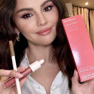 6 Октября: новое фото Селены для Rare Beauty