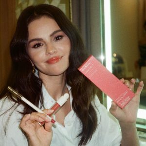 7 Октября: новые селфи Селены для Rare Beauty