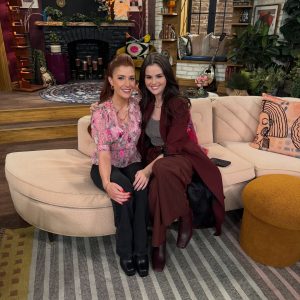 11 Октября: новое фото Селены за кулисами на съемках «Волшебники за пределами Вэйверли Плэйс»