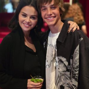 21 Октября: новые фото Селены из-за кулис со съемок «Волшебники за пределами Вэйверли Плэйс»