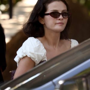 9 Октября: Селена покидает отель ‘Bel-Air Hotel’ в Лос-Анджелесе