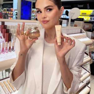 10 Октября: Селена позирует в магазине Sephora