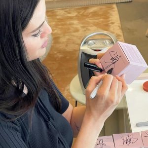 6 Октября: Селена расписывается на парфюме от Rare Beauty