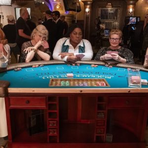 11 Октября: новое фото Селены за кулисами новой серии Only Murders In The Building