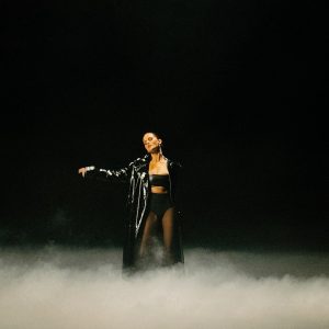 24 Октября: Селена разместила больше контента со съемок клипа ‘In The Dark’