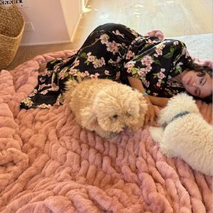 27 Октября: новое супер очаровательное селфи Селены с щенками