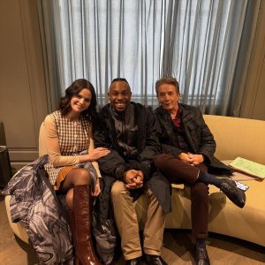 29 Октября: новые фото Селены за кулисами на съемках «Убийства в одном здании»