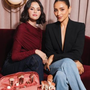 31 Октября: Селена и Шей Митчелл позируют вместе для коллаборации брендов брендов Rare Beauty x BÉIS